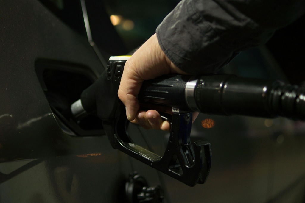Diesel, benzyna czy hybryda – co się bardziej opłaca w 2025 roku? | **Silnik motoryzacyjny** | Barnadstawem