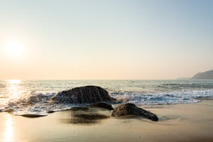 Bezpieczeństwo nad morzem – jak zachować się na plaży i w wodzie?